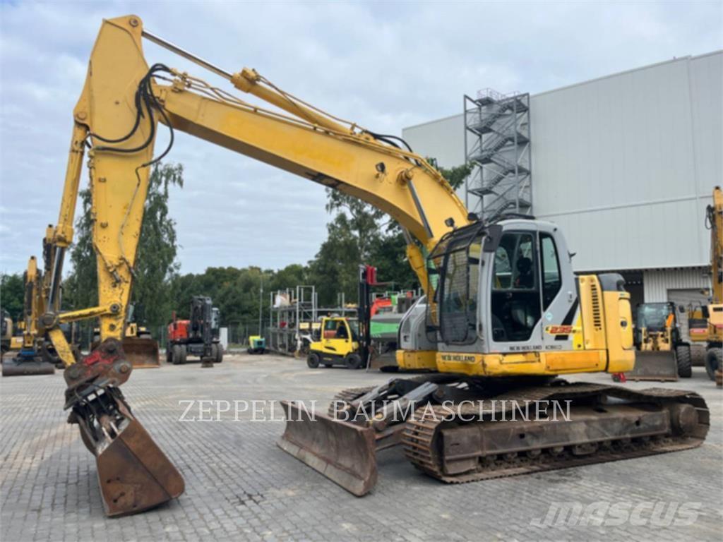 New Holland E235 Rupsgraafmachines