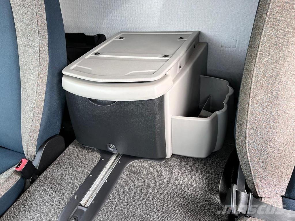 Volvo FL210 Bakwagens met gesloten opbouw