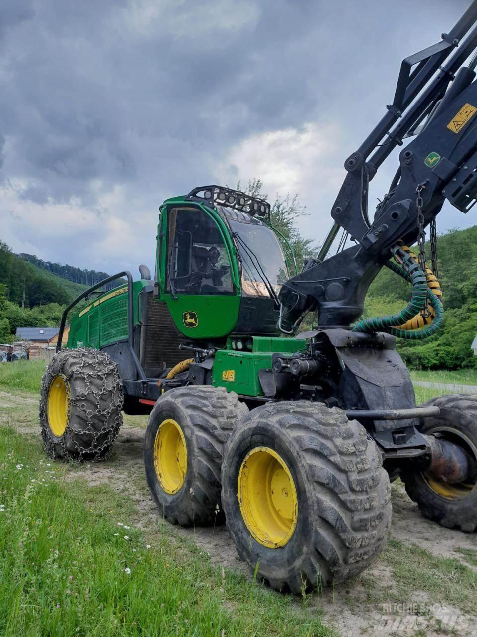 John Deere 1270 G Harvesters