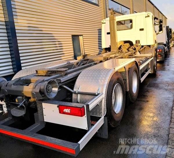 Scania P 360 Vrachtwagen met containersysteem