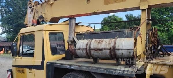 Tatra 815 AD 28 Vlakke laadvloer met kraan