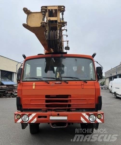 Tatra 815 AD20 T Vlakke laadvloer met kraan