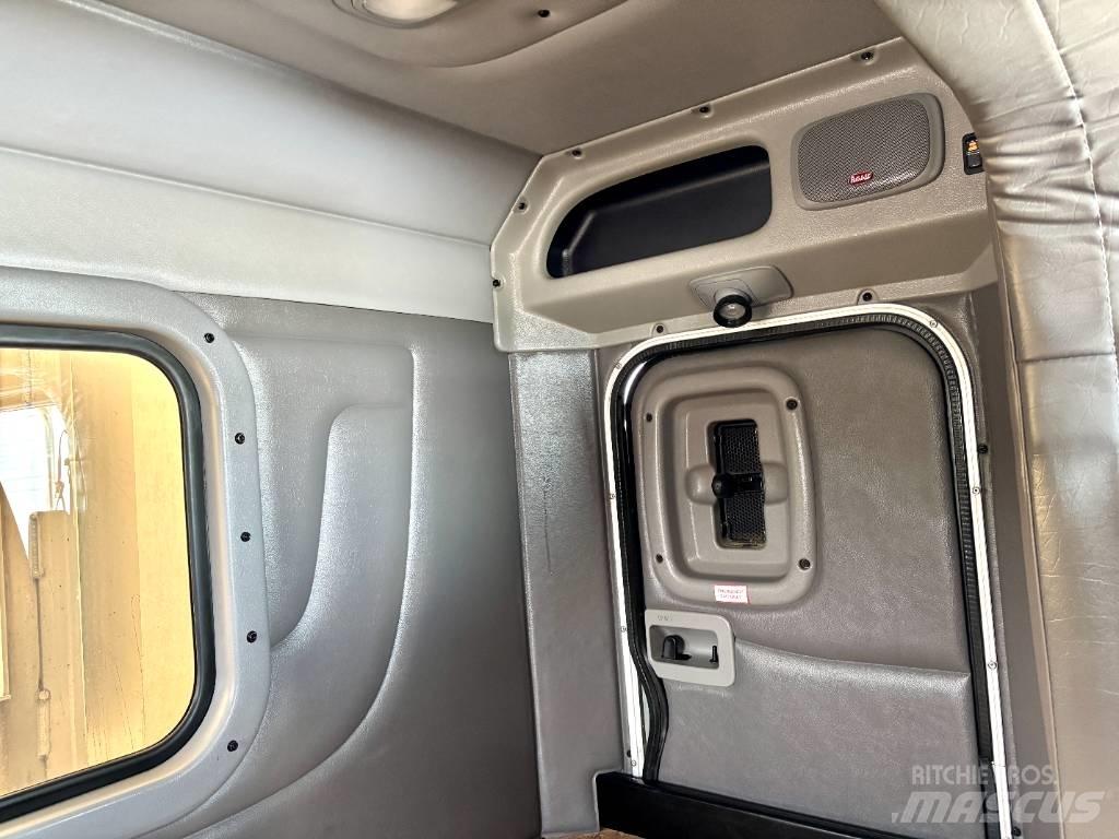 Peterbilt 389 Trekkers