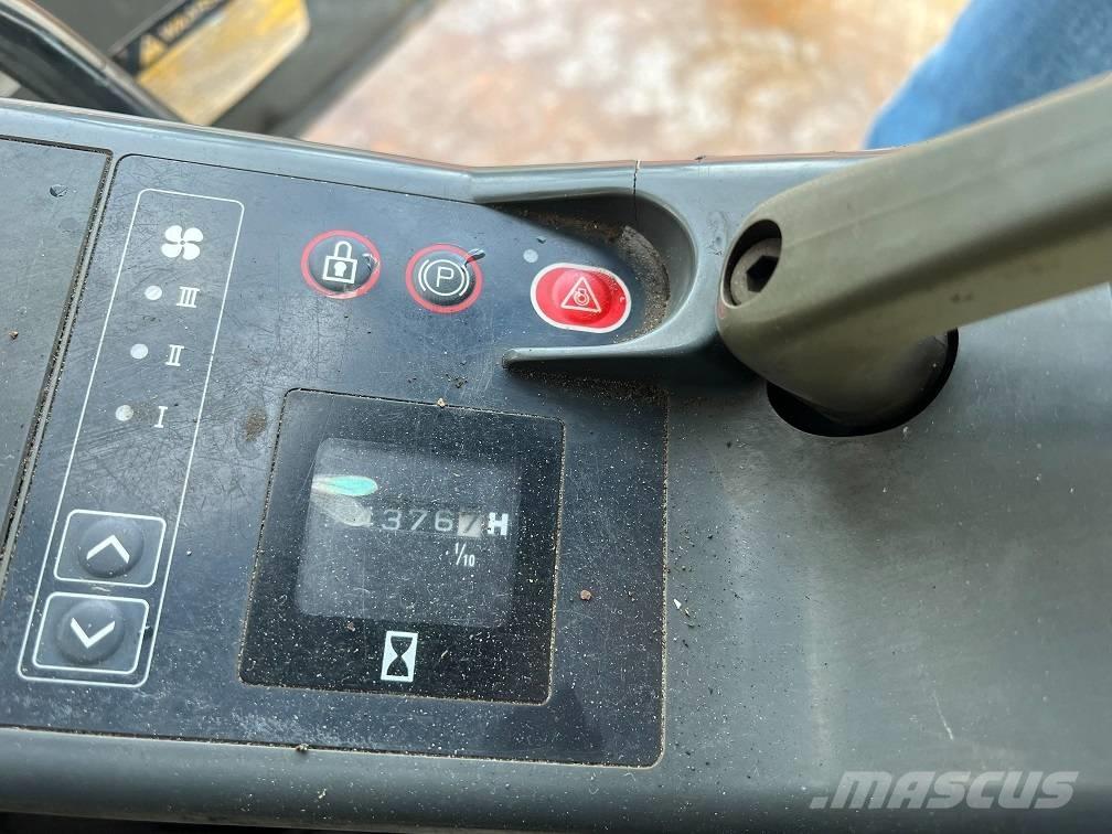 JCB JS 240 LC Rupsgraafmachines