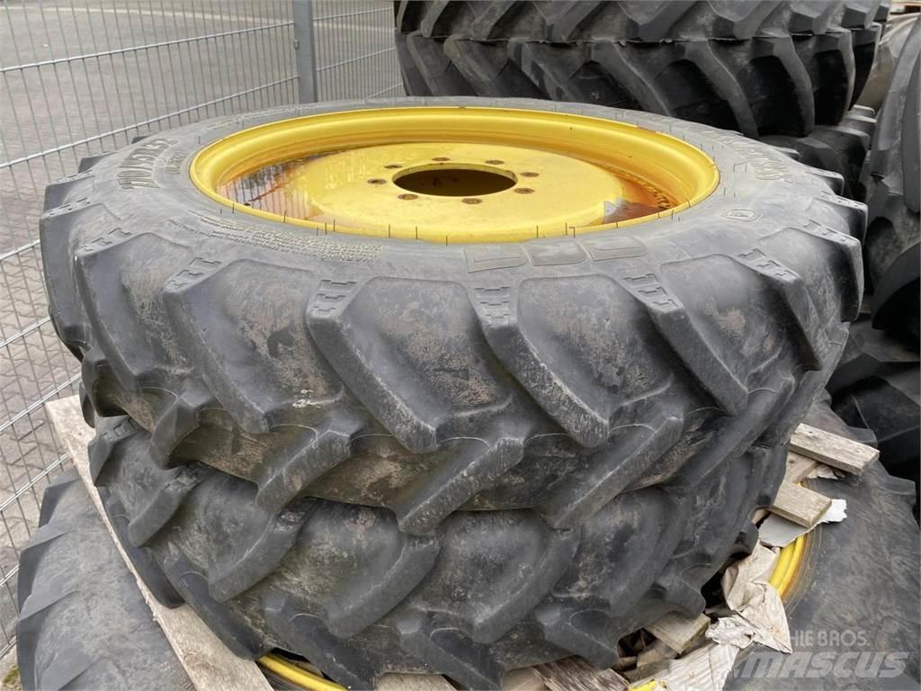BKT 270/95R32 Banden, wielen en velgen