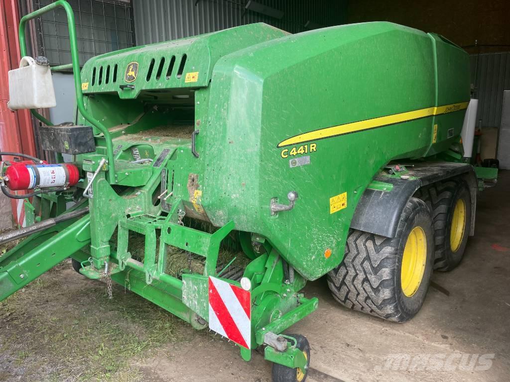 John Deere C 441 R Ronde-balenpersen