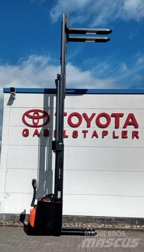 Toyota BT SWE145L Meeloop stapelaar