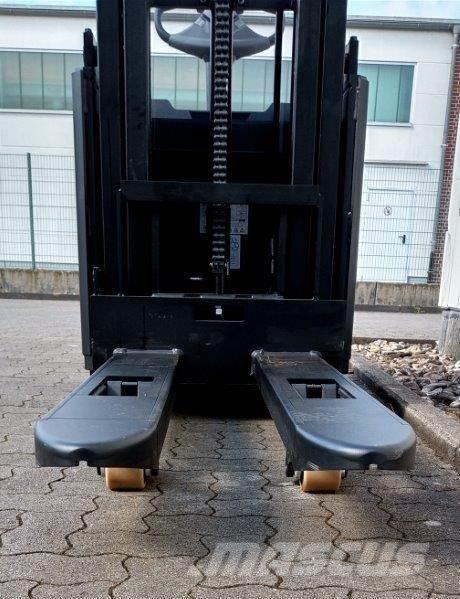 Toyota BT SWE145L Meeloop stapelaar