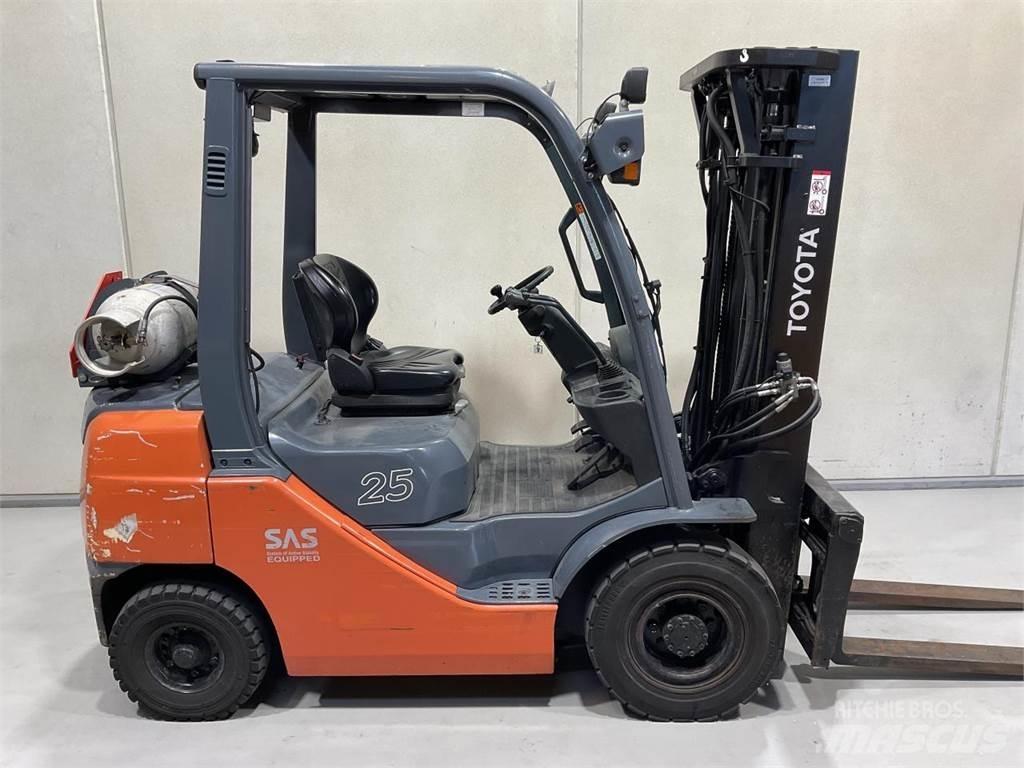 Toyota 8FGF25 LPG heftrucks