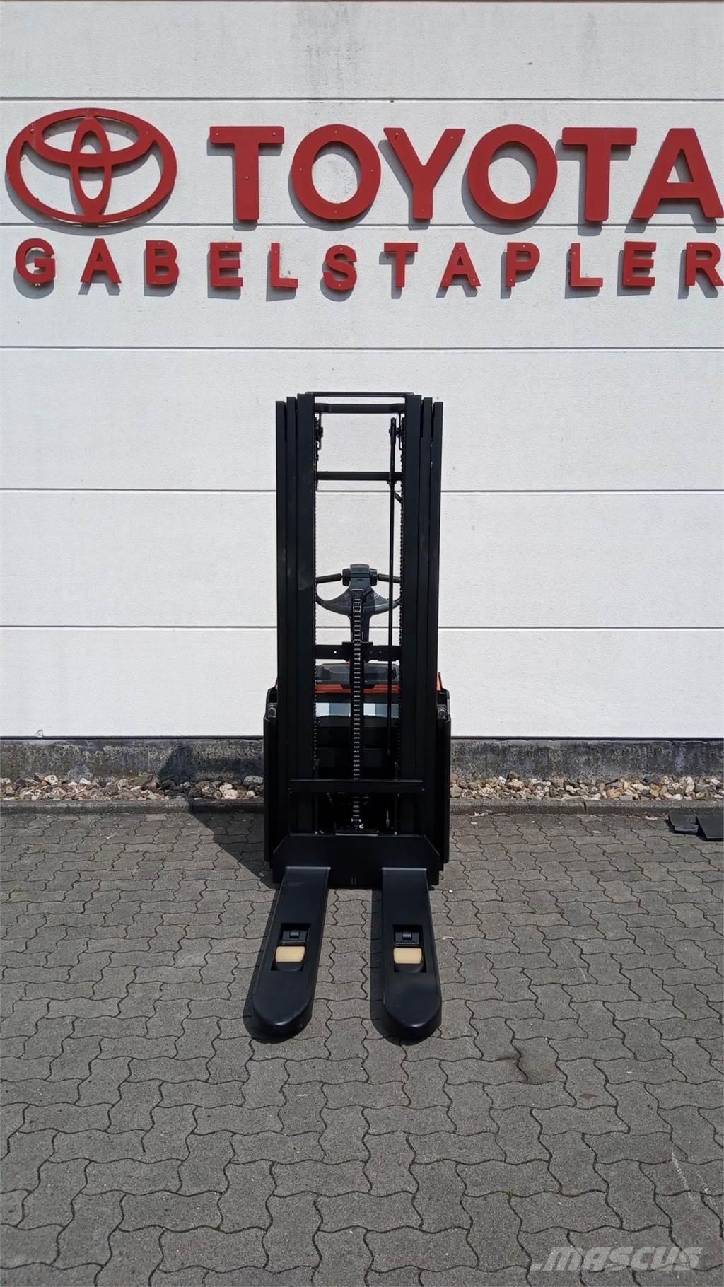 Toyota SWE140L Meeloop stapelaar