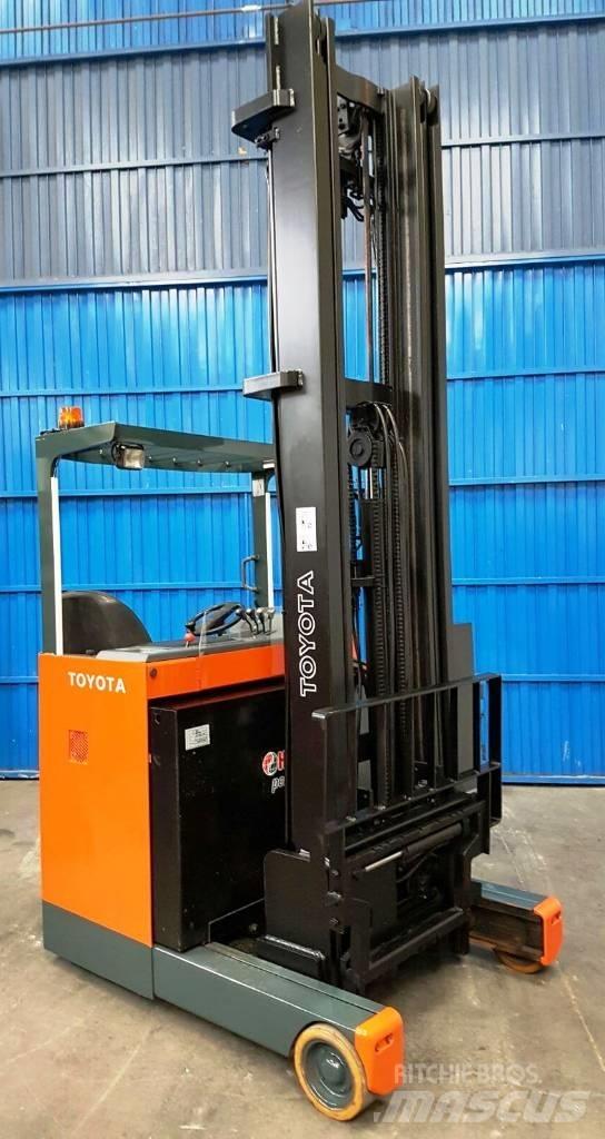Toyota 6 FBRE 14 Reachtruck voor hoog niveau