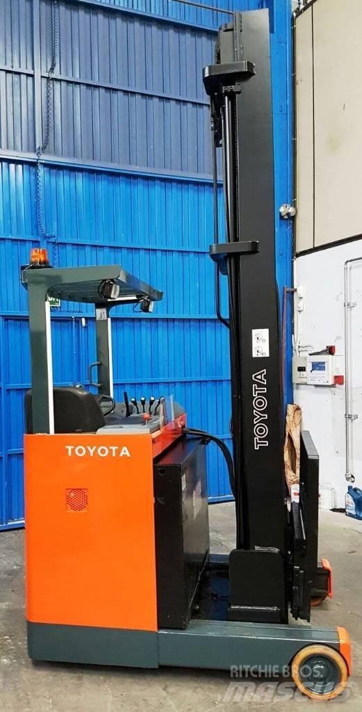 Toyota 6 FBRE 14 Reachtruck voor hoog niveau