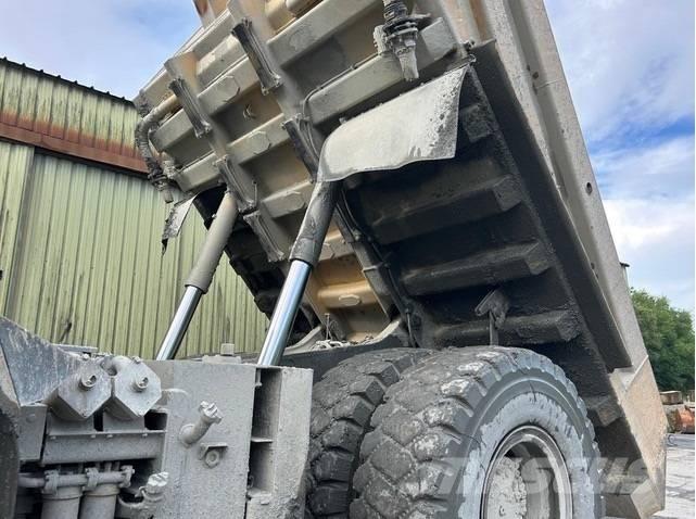 Komatsu HD605-7 Starre dumpers