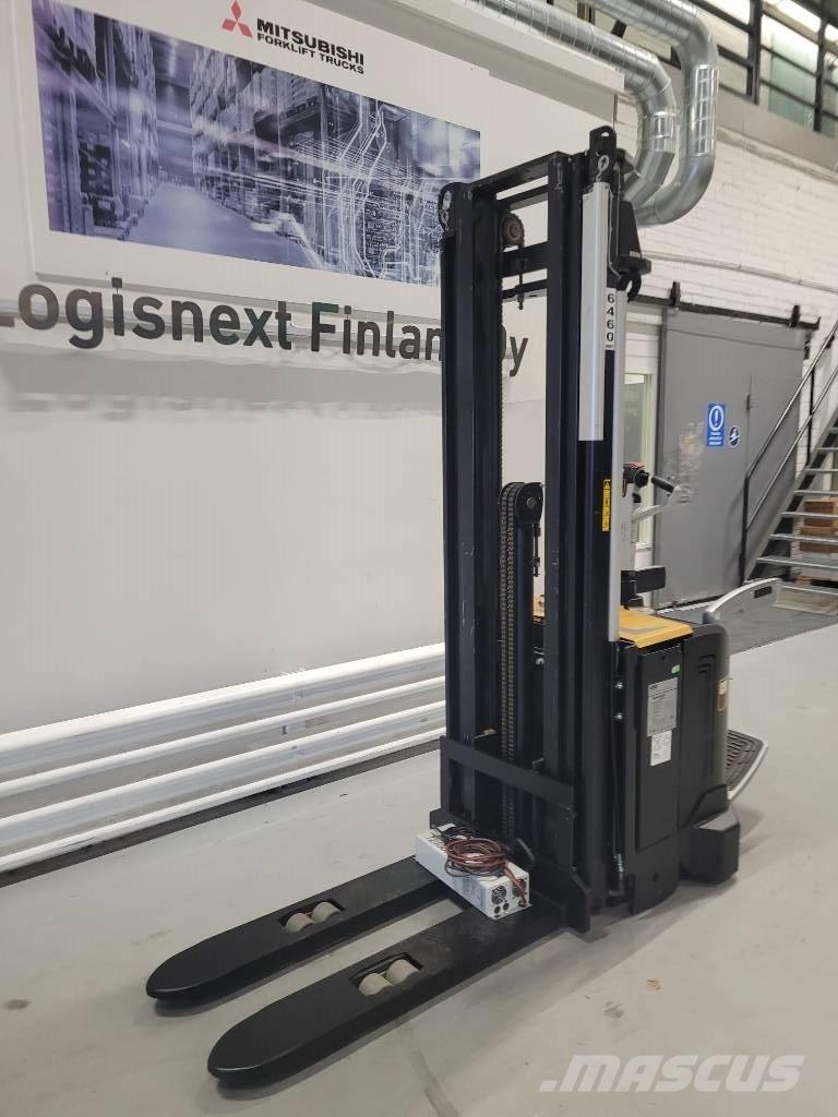 CAT NSV 16N ( MYYTY ) Zelfrijdende stapelaars