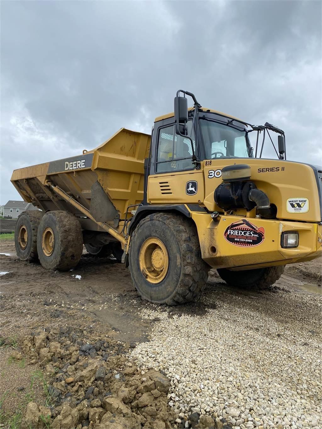 John Deere 300D Knik dumptrucks