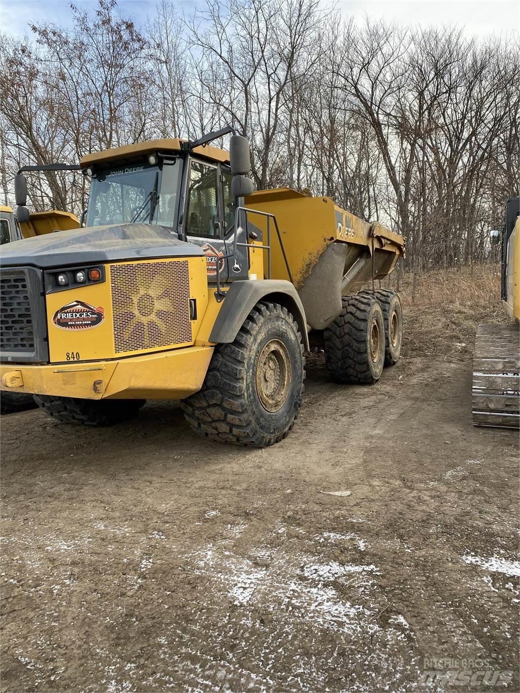 John Deere 410E Knik dumptrucks