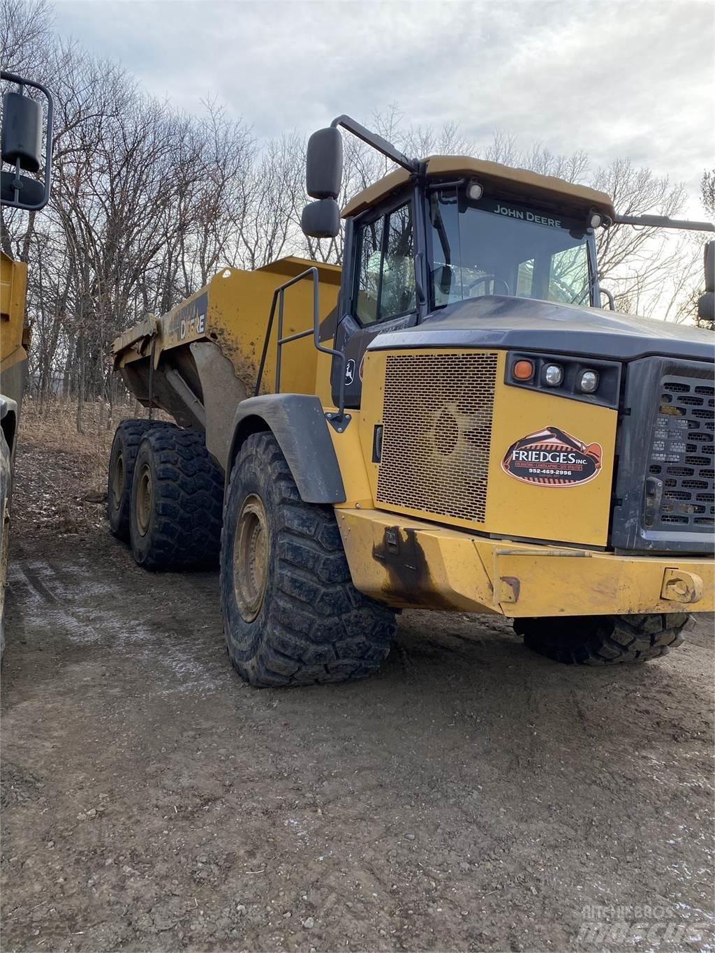 John Deere 410E Knik dumptrucks