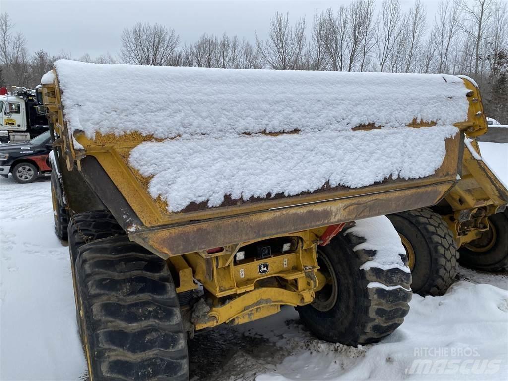John Deere 460E Knik dumptrucks