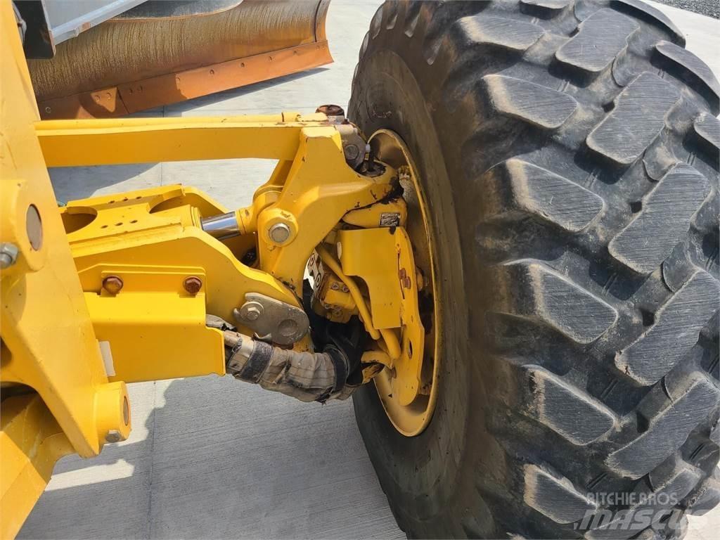John Deere 672G Graders