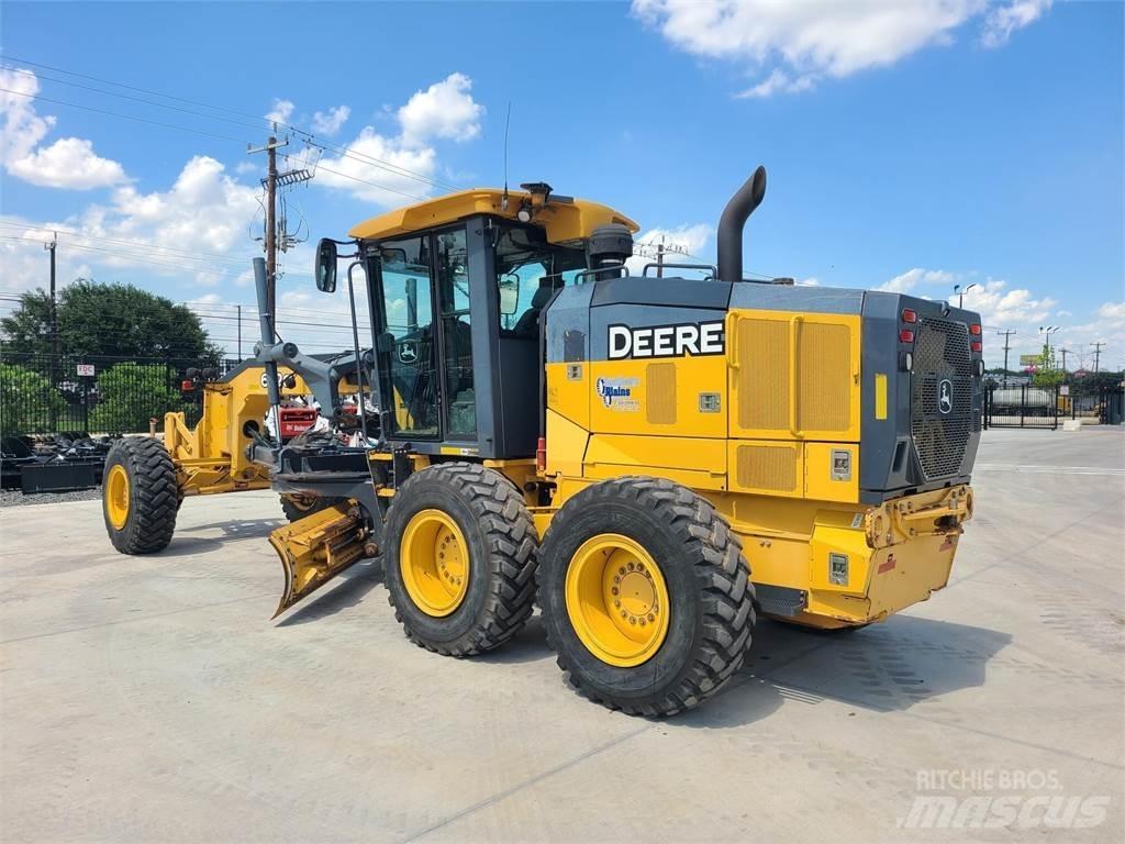 John Deere 672G Graders