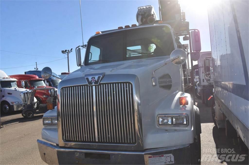 Western Star 4900 Vlakke laadvloer met kraan