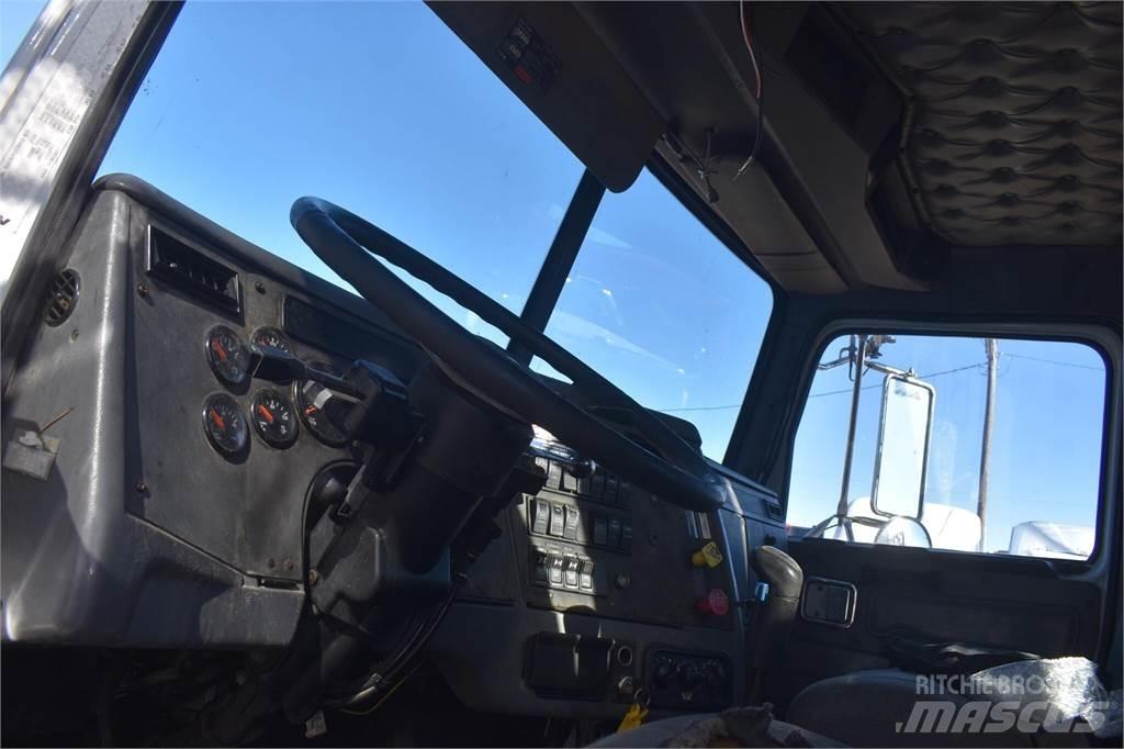 Western Star 4900 Vlakke laadvloer met kraan