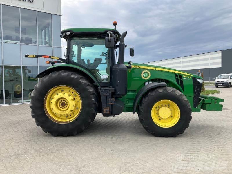 John Deere 8270 R Tractoren