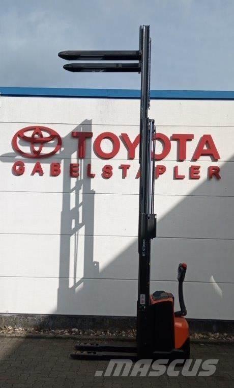 Toyota SWE120L Meeloop stapelaar