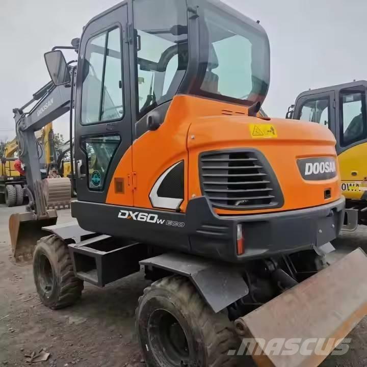 Doosan DX 60W Wielgraafmachines