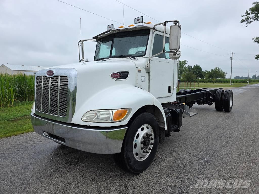 Peterbilt 335 Chassis met cabine