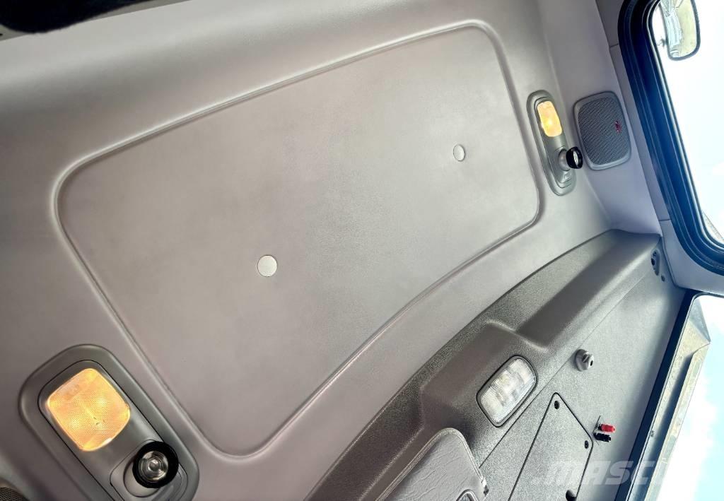 Peterbilt 389 Trekkers