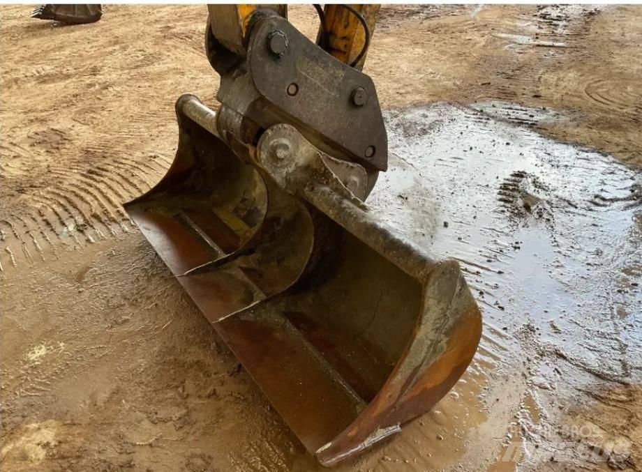 JCB JS 130 LC Rupsgraafmachines