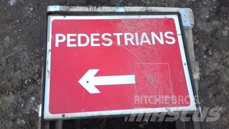  VARIOUS ROAD SIGNS Bouw - Overige