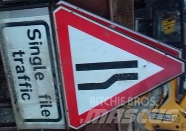  VARIOUS ROAD SIGNS Bouw - Overige