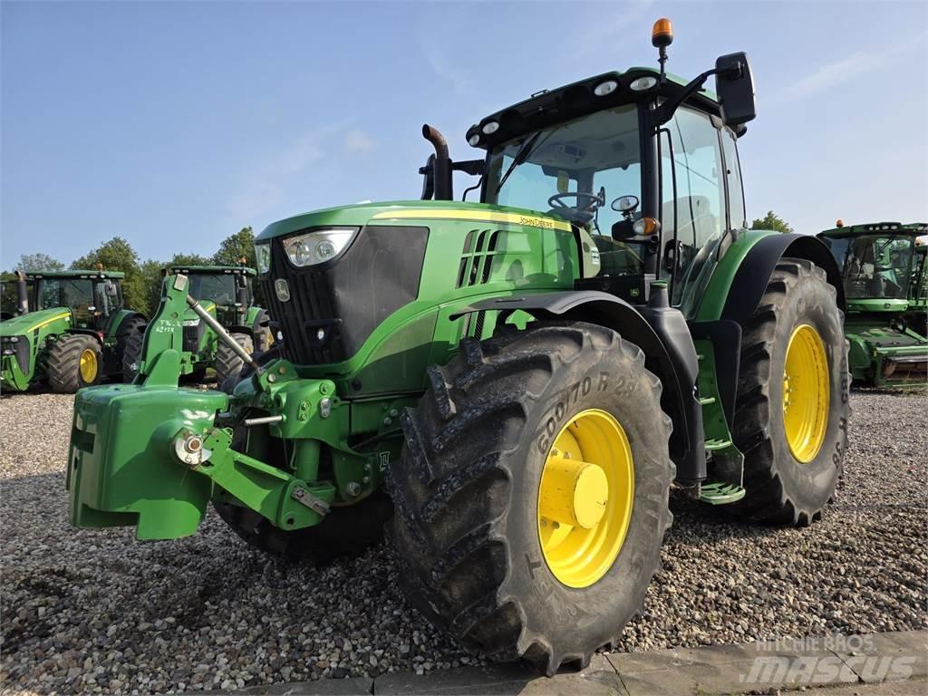 John Deere 6215R Tractoren