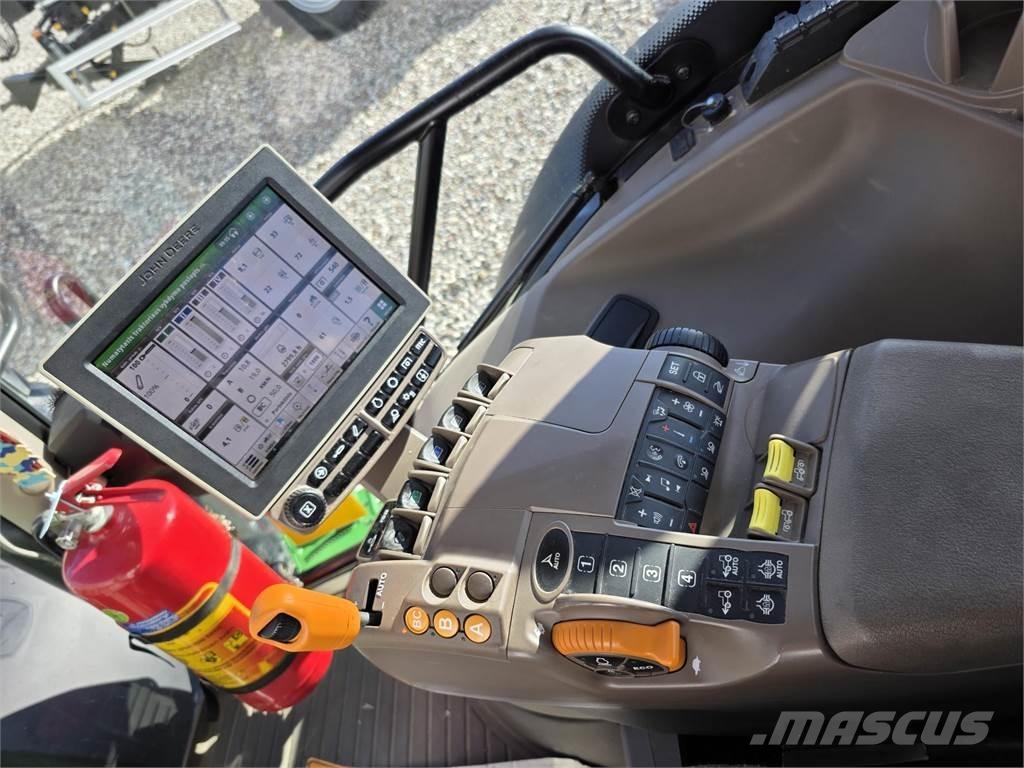 John Deere 6215R Tractoren