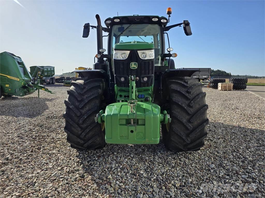 John Deere 6215R Tractoren