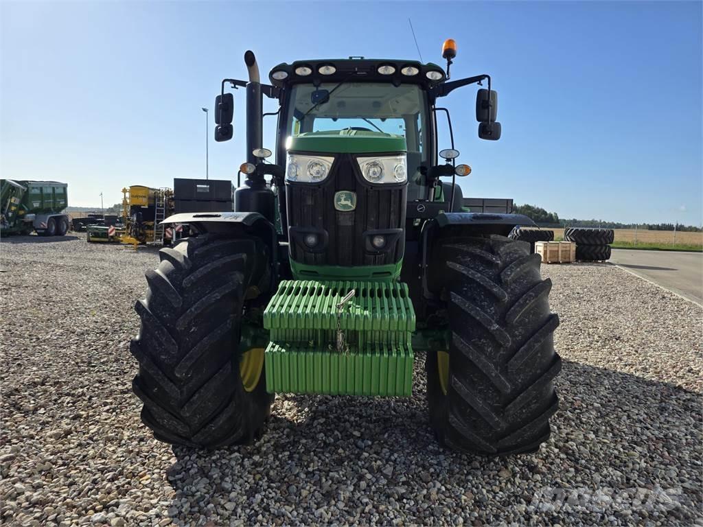 John Deere 6215R Tractoren