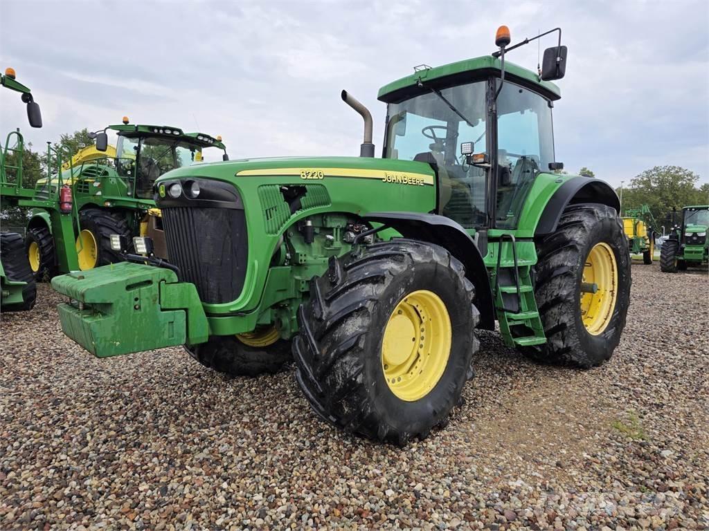 John Deere 8220 Tractoren