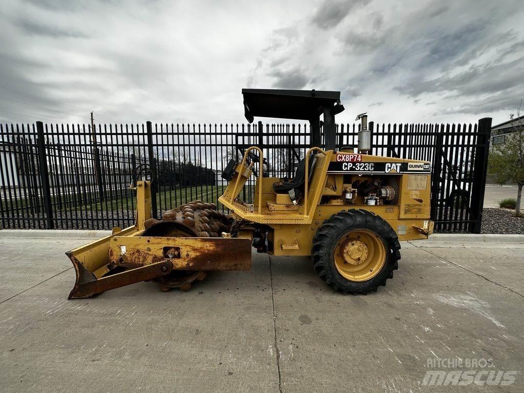 CAT CP-323C Tractoren