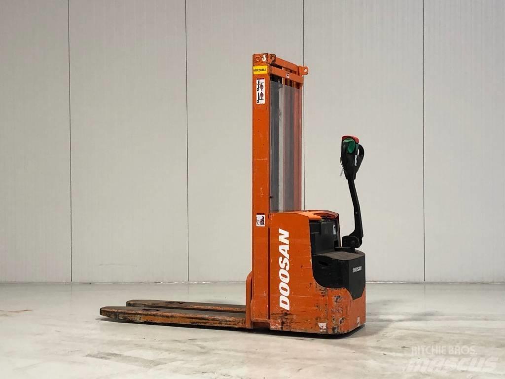 Doosan LEDS12.5C Meeloop stapelaar