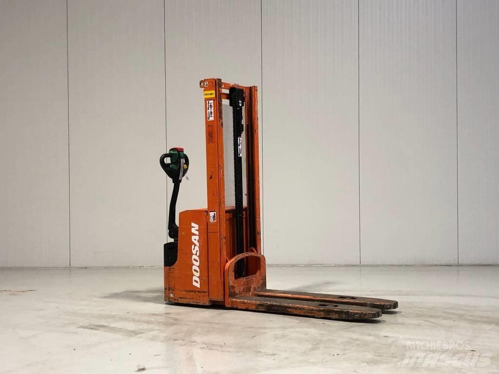 Doosan LEDS12.5C Meeloop stapelaar