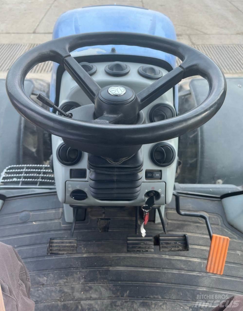 New Holland T8040 Tractoren