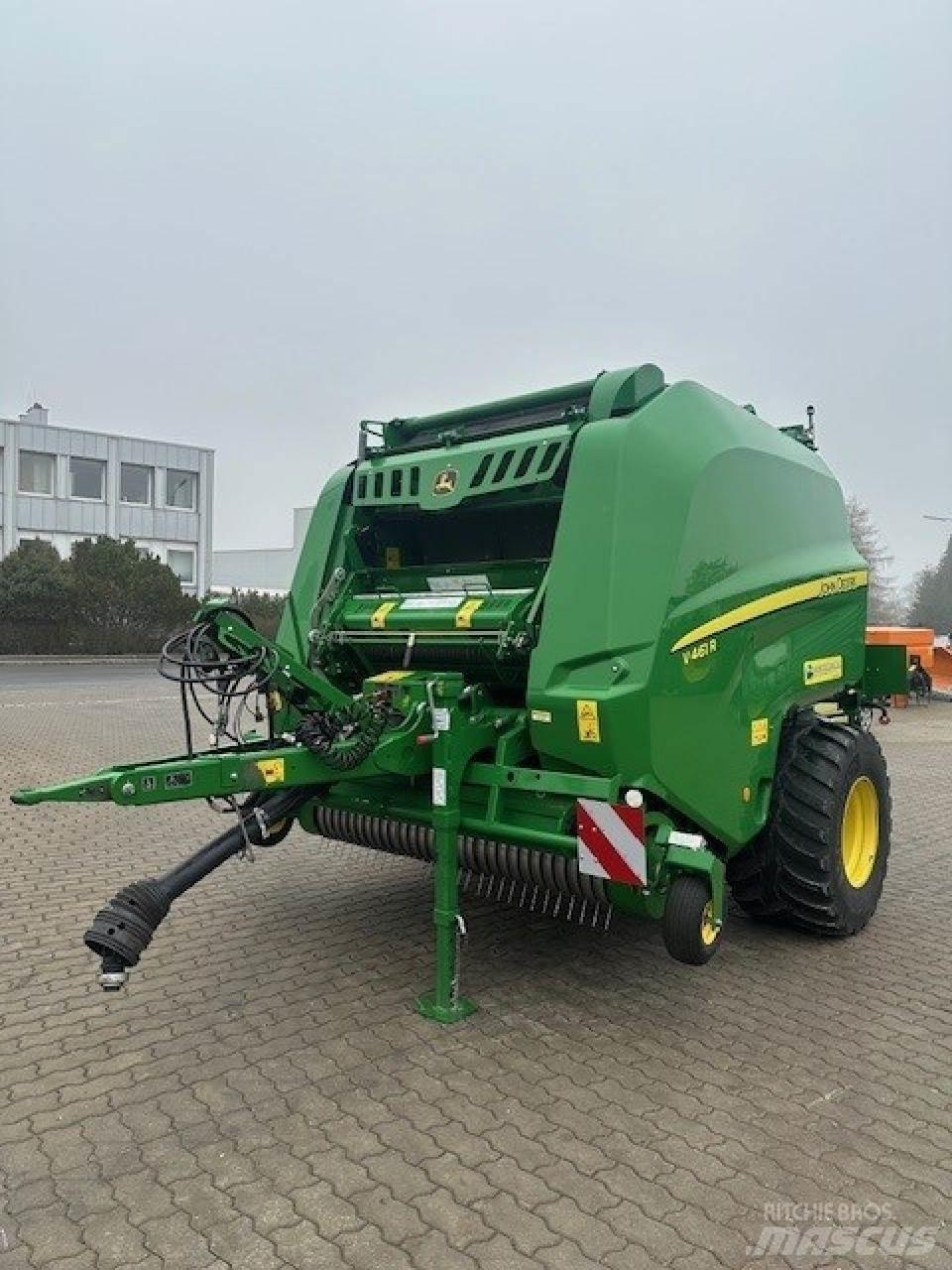John Deere V461R Ronde-balenpersen