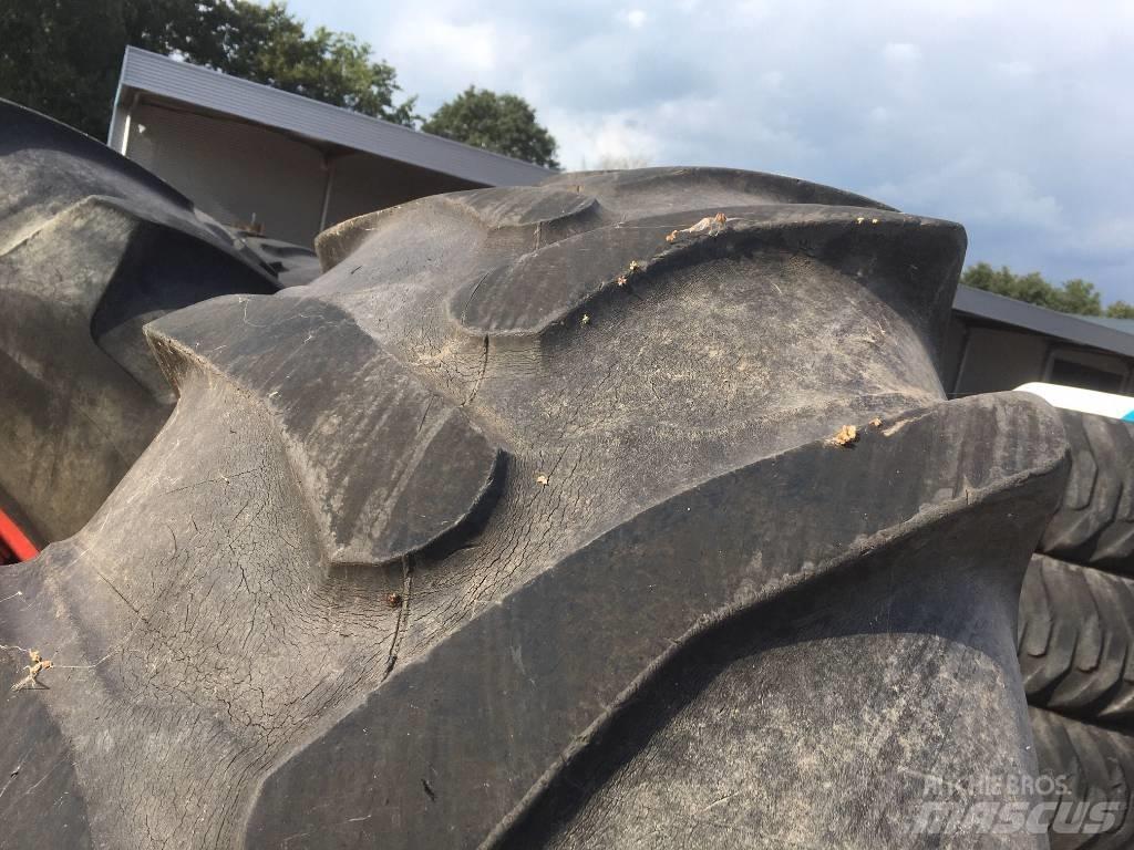 Taurus 20.8 R 38 Banden, wielen en velgen