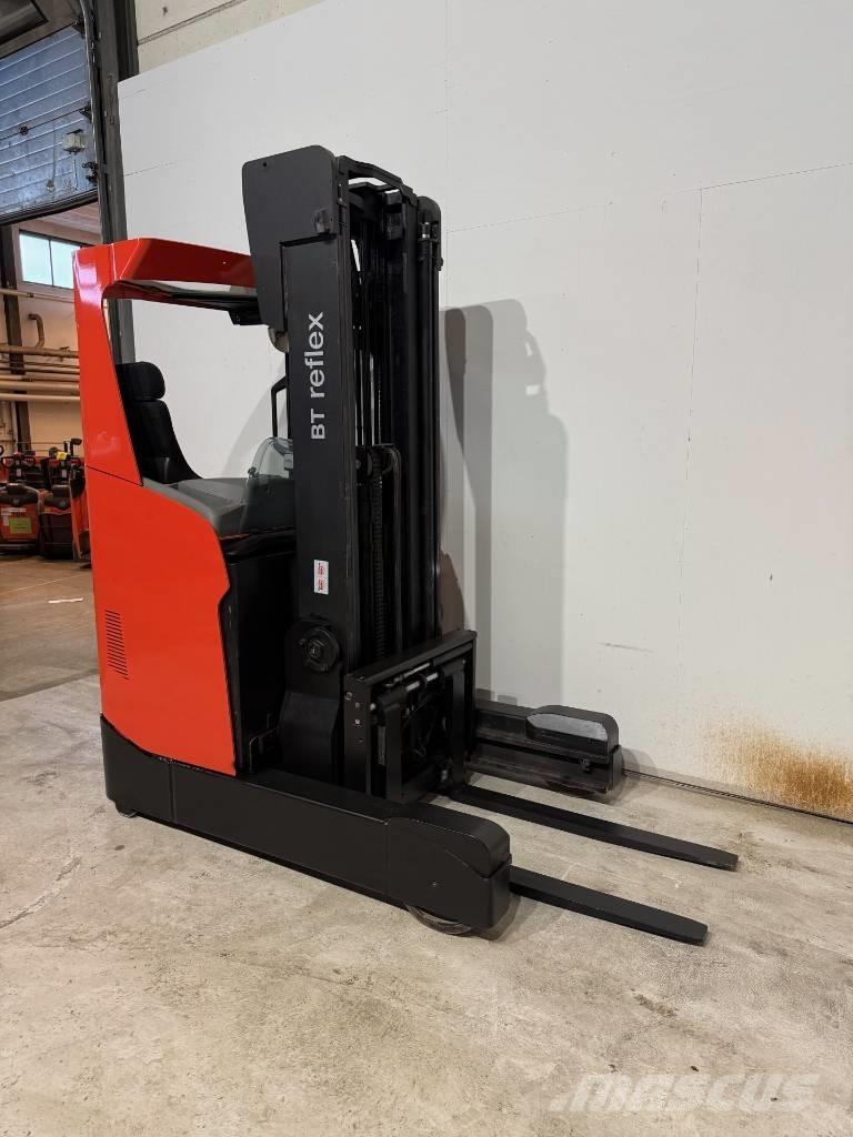 Toyota truck RRE200H Reachtruck voor hoog niveau