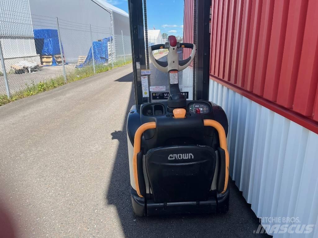 Crown ET4000-1.2 Meeloop stapelaar