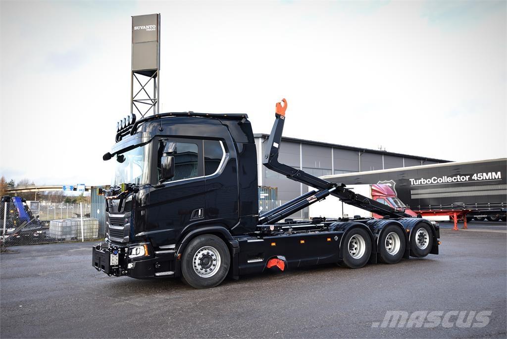 Scania R590 8X4 Vrachtwagen met containersysteem