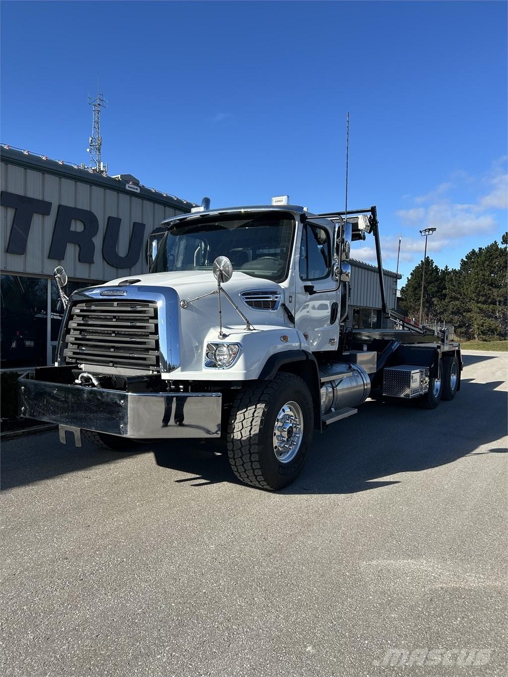 Freightliner 114 SD Containertrucks met kabelsysteem