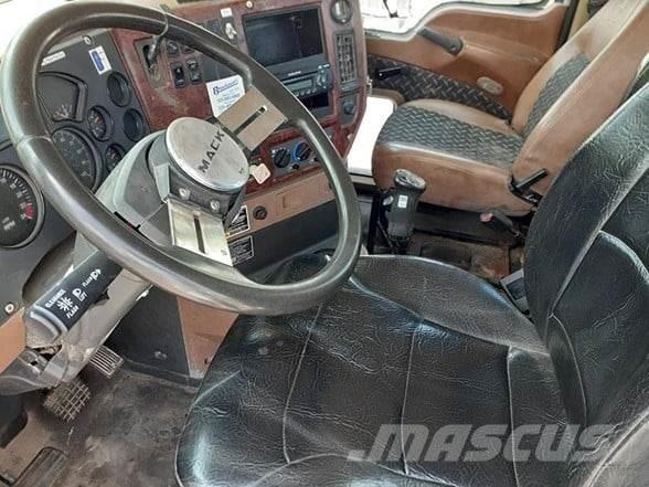 Mack GRANITE GU713 Trekkers